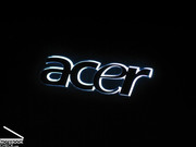 Además, la parte posterior de la tapa de la pantalla está decorada con un logo de Acer iluminado, que luce especialmente bien en entornos oscuros