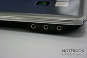 Esta portátil brinda una característica especial en el lado frontal: dos puertos para audífonos.
