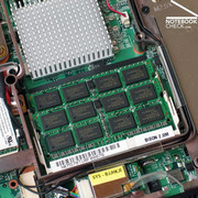 Para la memoria, un total de 4096MB de los rapidos modulos DDR RAM se usa como nueva caracteristica de la plataforma Montevina