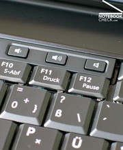 La E6500 ofrece sólo tres botones que controlan la salida de sonido.