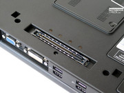 La M6300 proporciona un puerto docking, el cual es una interface obligatoria para portátiles que están diseñadas para profesionales.  Hace posible integrar de manera ideal esta portátil en su ambiente de oficina existente.