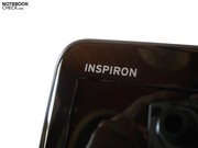 Un logotipo de Inspiron adorna el marco de la pantalla.