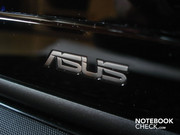 El logo de Asus se halla en el marco inferior de la pantalla