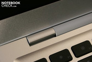 La bisagra especial limita el ángulo de apertura – típico de Apple.