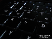 El teclado tiene una luz blanca (puede ser desactivada fácilmente vía una combinación de teclas FN)