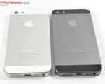 Nuestro dispositivo de pruebas ("Gris Espacio") junto al iPhone 5 en blanco plata