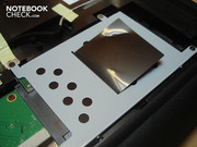 El disco duro de 320 GByte de Hitachi/LG se halla debajo una cubierta y funciona a 5400 rpm