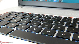 El teclado puede presionarse hasta un punto desagradable, pero tiene una iluminación bonita.
