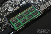 Los módulos de memoria y discos duros son fáciles de cambiar después de sustraer una cubierta en el lado inferior (con tornillos).