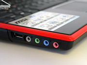 ...particularmente los puertos USB, que están posicionados muy cerca de la parte frontal en ambos lados.