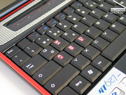 El teclado integrado intenta establecer cierta atmósfera con sus marcas especiales orientadas para juegos.