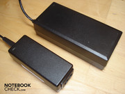 El adaptador de corriente del 1005HA-M (debajo) es notablemente más pequeño que el de otros portatiles (MSI GX623, encima)