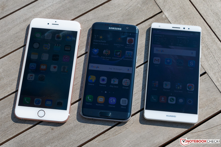 Al sol usando el sensor de luz ambiente (de izquierda a derecha): iPhone 6s Plus, Galaxy S7 Edge, Huawei Mate S