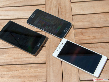 Si bien el Galaxy S6 puede aumentar la iluminación, los rivales la atenúan por la temperatura.