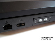 Un puerto RJ-45 LAN, otro USB y el DVD drive están posicionados en el lado izquierdo,