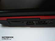 ExpressCard, lector de tarjetas 4-en-1, USB 2.0, eSATA/USB 2.0 combo y Firewire a la derecha