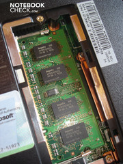 1Gbyte de RAM DDR2 se incluye, con un máximo de 2 GBytes posibles.