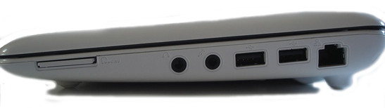Derecha: lector de tarjetas 2 en 1 (MMC, SD), salida de auriculares, entrada de micrófono, 2x USB 2.0, RJ45 LAN Fast Ethernet
