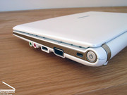 El Samsung NC10 sólo ofrece la básica configuración de conexiones de netbooks, como USB, VGA y puertos de audio.