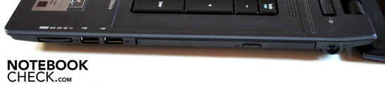 Derecha: Lector de tarjetas 5-en-1, 2 puertos USB 2.0, unidad óptica, entrada de corriente