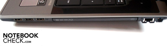 Lado derecho: 3x USB 2.0, Blu-Ray-driver, RJ-45 Gigabit-Lan, entrada DC