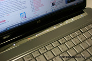 La moldura arriba del teclado proporciona algunas hot keys para funciones multimedia y tiene una buena apariencia.