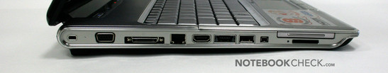 Lado Izquierdo: Express Card 45, Lector de Tarjetas (SD, MS (Pro), MMC, xD), FireWire 400, USB, eSata (con USB integrado), HDMI, Gigabit LAN, Dockingstation, VGA