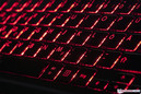 El teclado cuenta con una retroiluminación roja.