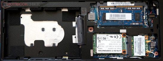 ranura 2.5"  (vacía en el modelo de mas alto rango), mSATA SSD, adaptador WLAN y módulo de memoria accesible a través de una trampilla de mantenimiento