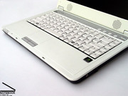 El teclado encaja bien con la carcasa blanco.