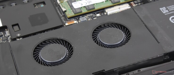 El Blade Pro 17 es el único portátil para juegos GeForce RTX con dos ventiladores debajo del teclado para ayudar a la refrigeración