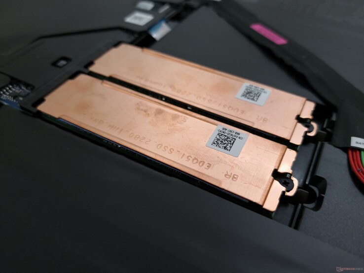 Placas de cobre para ayudar en la disipación del calor del SSD. La mayoría de los demás portátiles no ofrecen ningún tipo de refrigeración para los SSD NVMe
