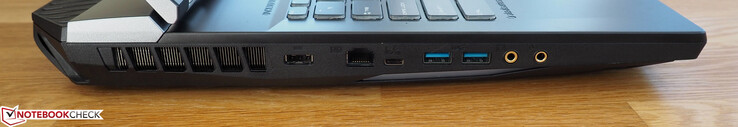 Lado izquierdo: toma de corriente, un puerto Gigabit Ethernet, un puerto Thunderbolt 3, dos puertos USB 3.1 Gen2 Tipo A, conector para auriculares, conector para micrófono.