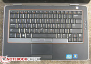 El teclado es en general silencioso, pero el touchpad puede parecerle estrecho a algunos usuarios