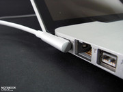 El conector de poder MagSafe ofrece un uso cómodo, como siempre.
