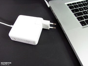 Adaptador de poder pequeño, posiblemente demasiado pequeño y sobrecargado durante la prueba estrés.