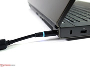El poco manejable cable de corriente puede ser molesto, pero siempre queda iluminado en un bonito azul.