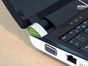 Un total de 3 puertos USB, una salida VGA y conexiones para microfono y auriculares se cuentan en la carcasa del AspireOne D150.