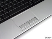 El touchpad generalmente puede ser usado sin problemas, la única pega es que las teclas están implementadas muy profundas en la carcasa.