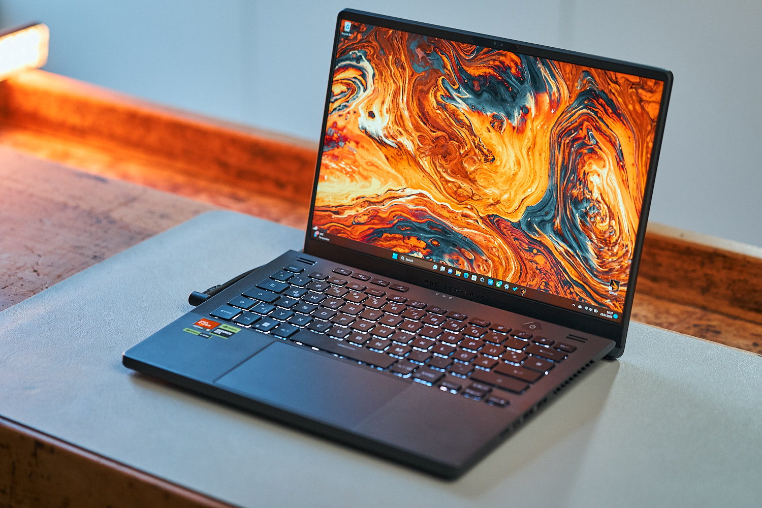 Asus ROG Zephyrus G14 Portátil de juego compacto con AMD Zen4 Phoenix