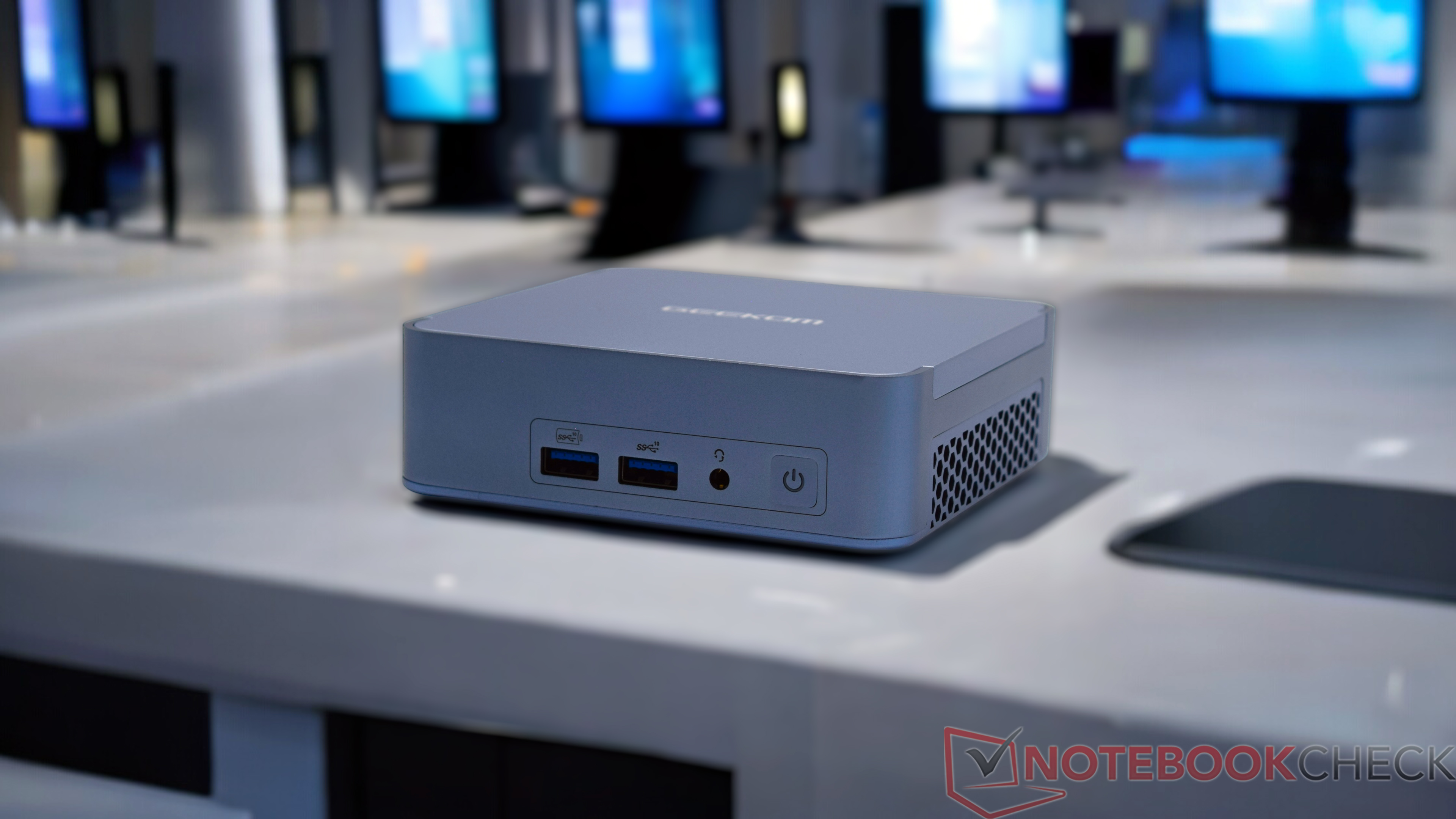 GEEKOM Ai Mini PC AX8 Pro AMD Ryzen R7-8845HS 32GB+1TB Windows 11 Mini Desktop e