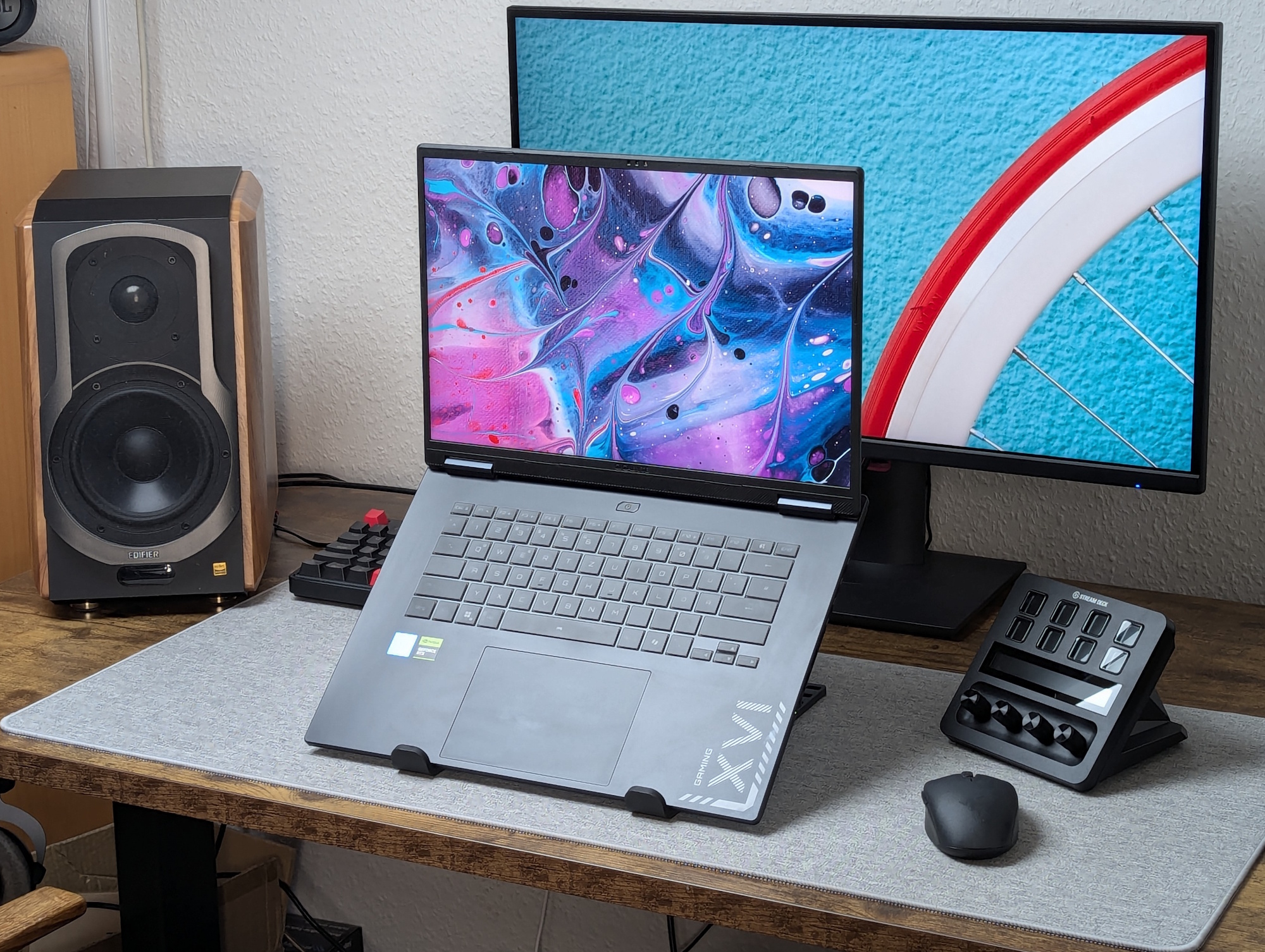 Gigabyte Gaming A16 Pro en el escritorio