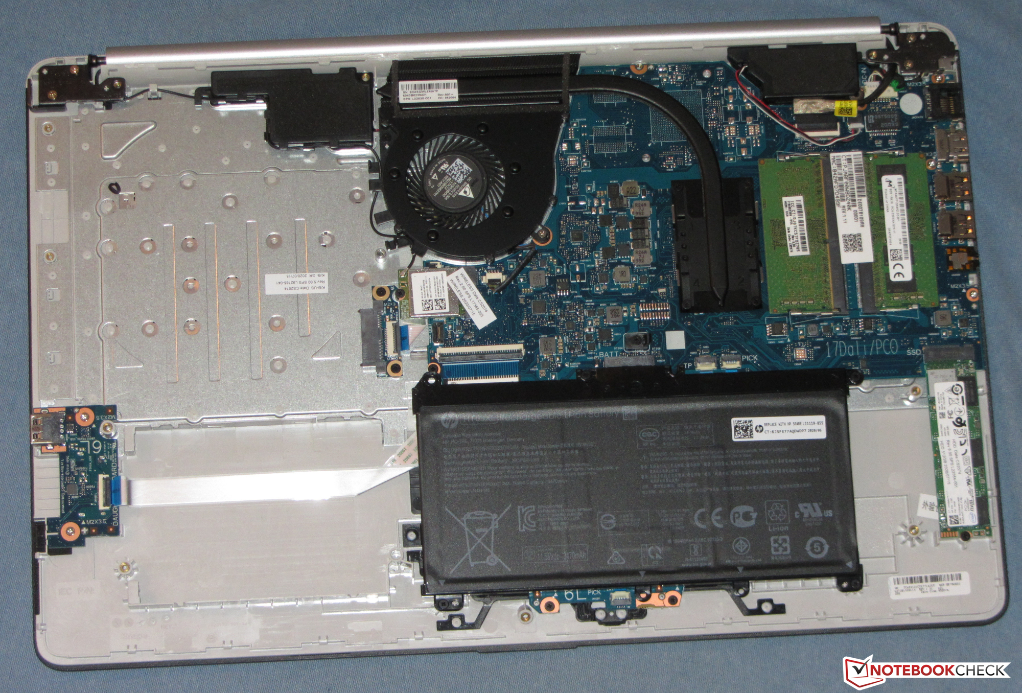 Review de la laptop HP 17: Un simple portátil de oficina con una grabadora  de DVD -  Analisis