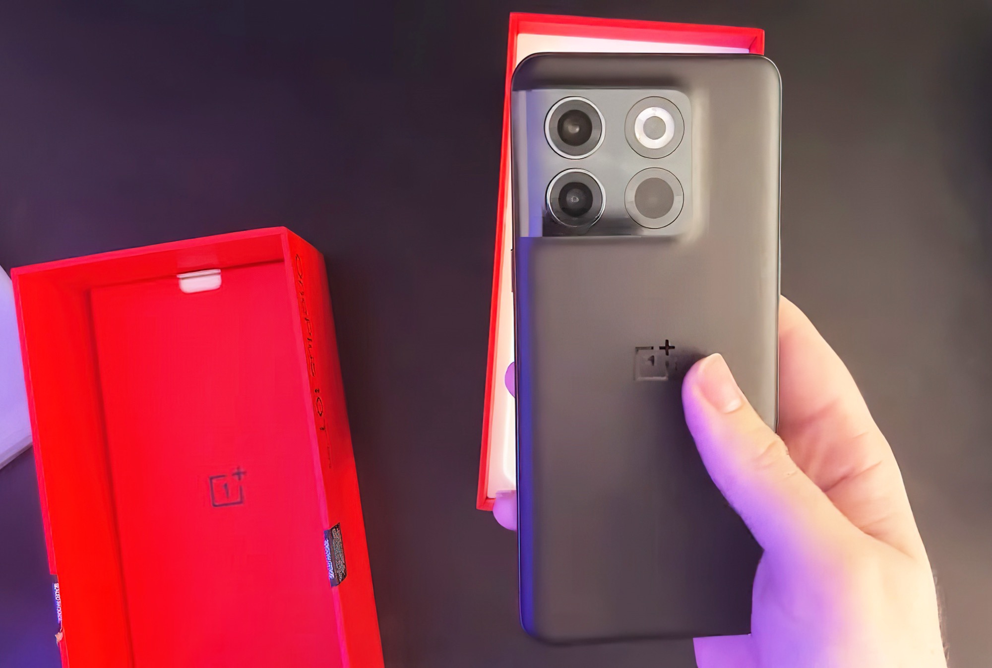 El OnePlus 10T se filtra en un vídeo de unboxing con un adaptador de  corriente de 160 W, una funda de primera marca y comparaciones de tamaño -   News