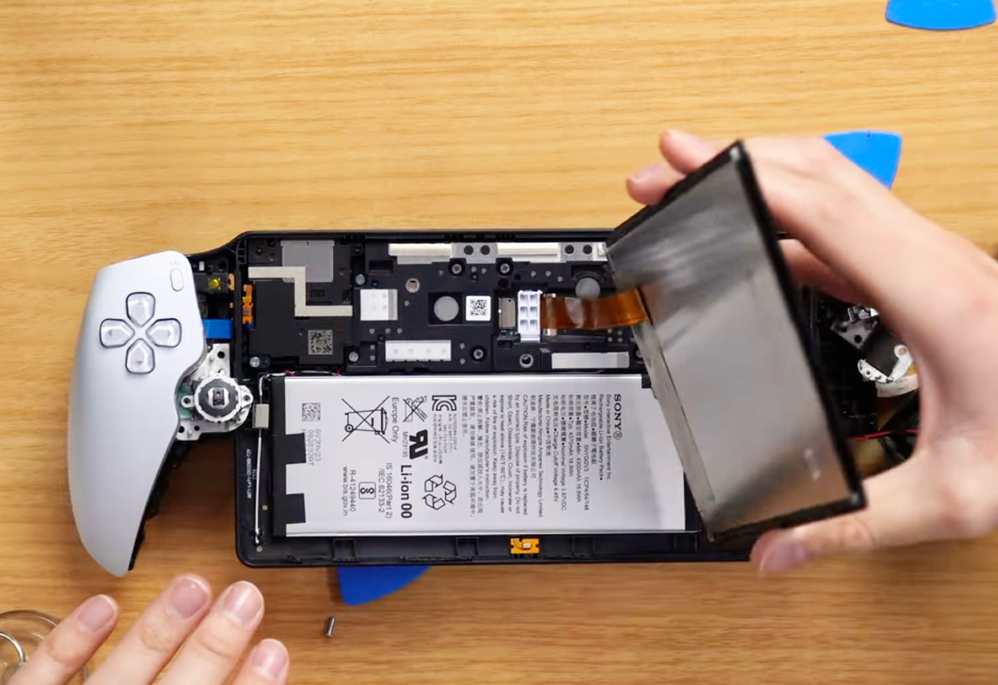 Sony PlayStation Portal: Teardown revela un Snapdragon obsoleto y una  carcasa innecesariamente engorrosa -  News
