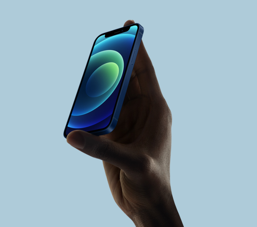 Apple lanza para los iPhone 12 una batería portátil de carga por