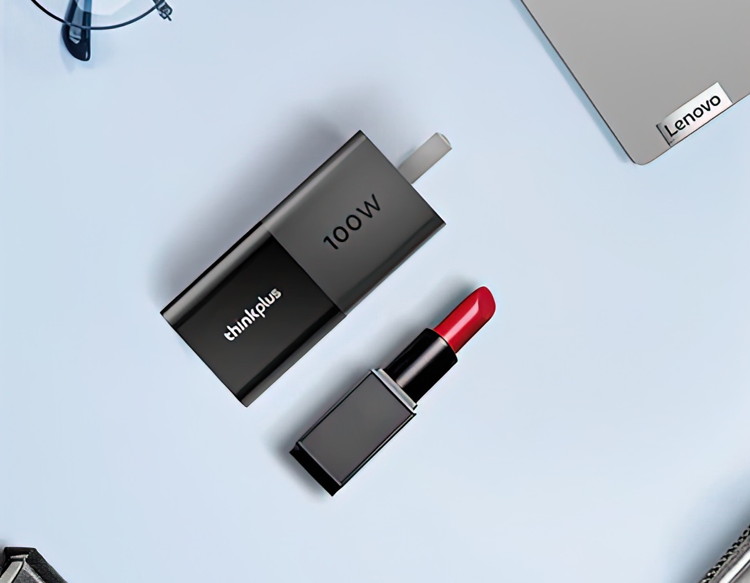 Lenovo presenta el cargador Thinkplus Lipstick 100W GaN con un formato  compacto -  News
