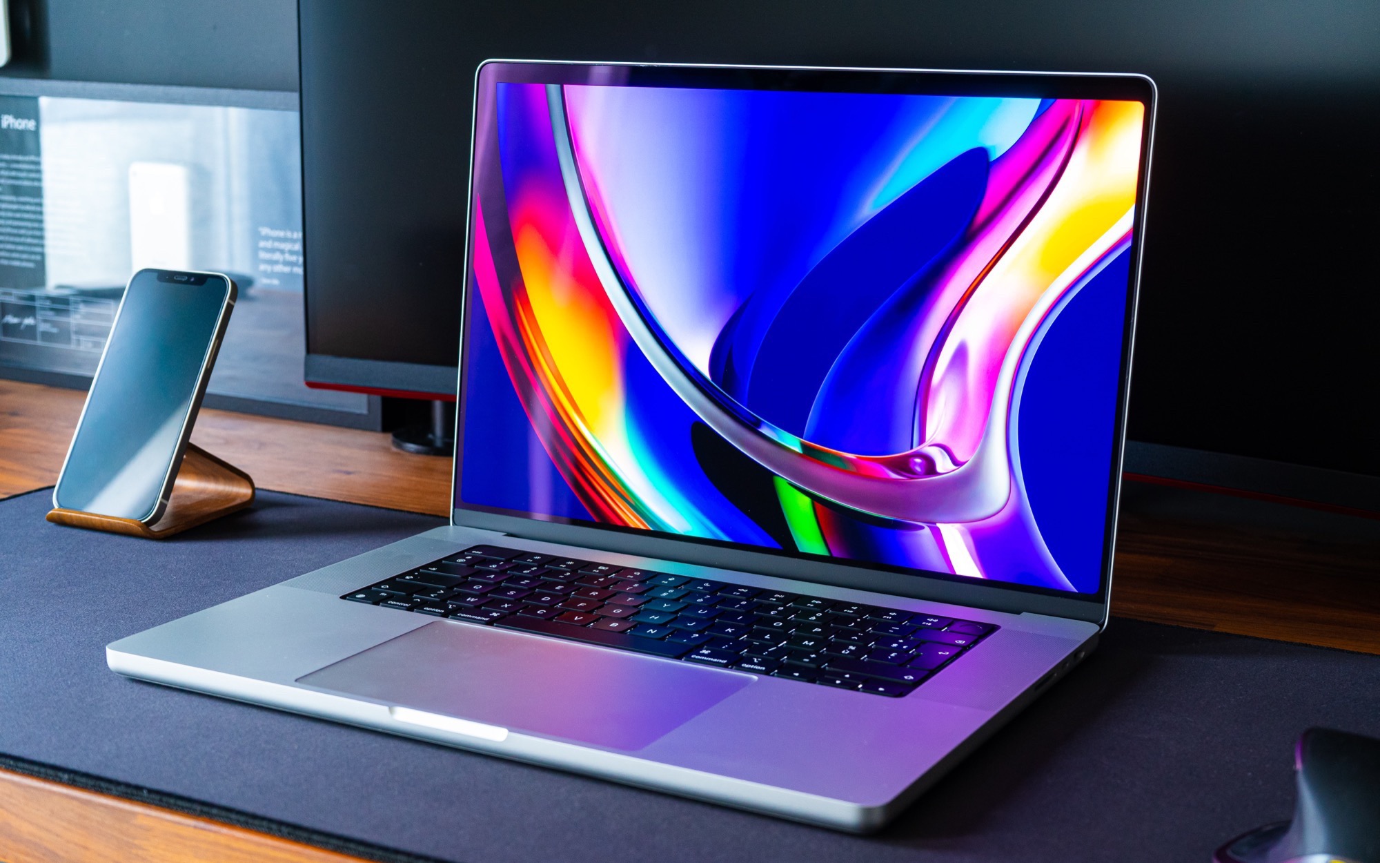 El primer MacBook de Apple con pantalla OLED no llegará antes de 2025