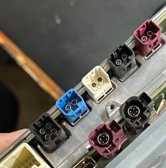Conectores de la cámara HW4 de Tesla. (Fuente de la imagen: @greentheonly en Twitter)