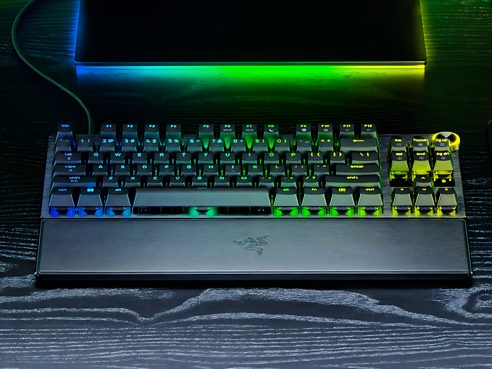 Teclado para juegos Razer Huntsman V3 Pro TKL 8KHz mostrado en el escritorio (Fuente de la imagen: Razer)